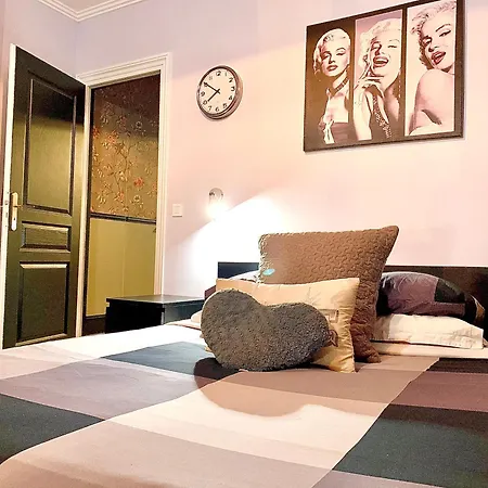 Проживание в семье Live Like A Parisian In Our Spare Bdr Париж