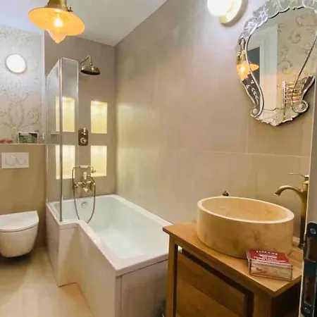 Live Like A Parisian In Our Spare Bdr باريس