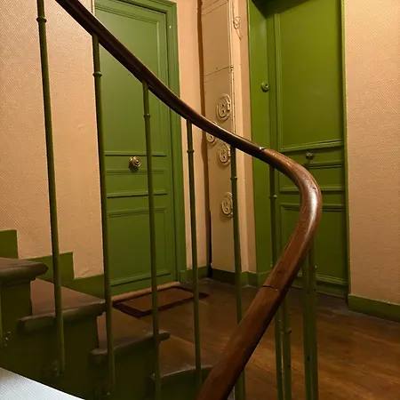 Live Like A Parisian In Our Spare Bdr Проживание в семье *