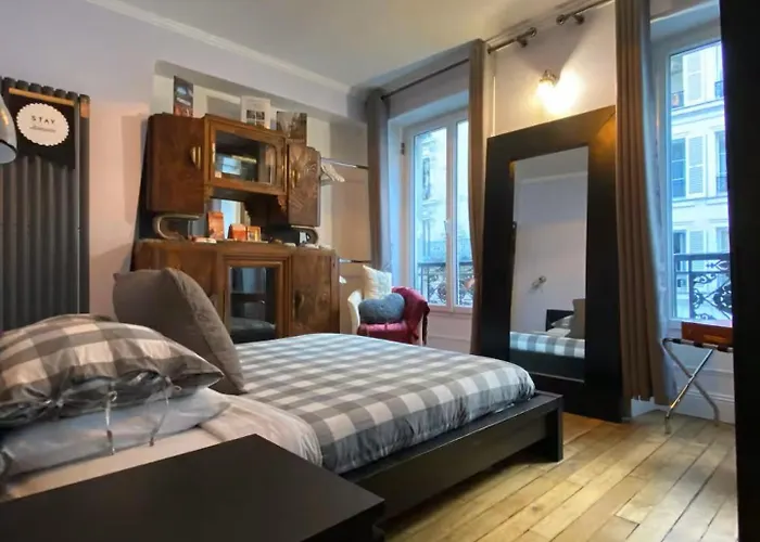 Проживание в семье Live Like A Parisian In Our Spare Bdr