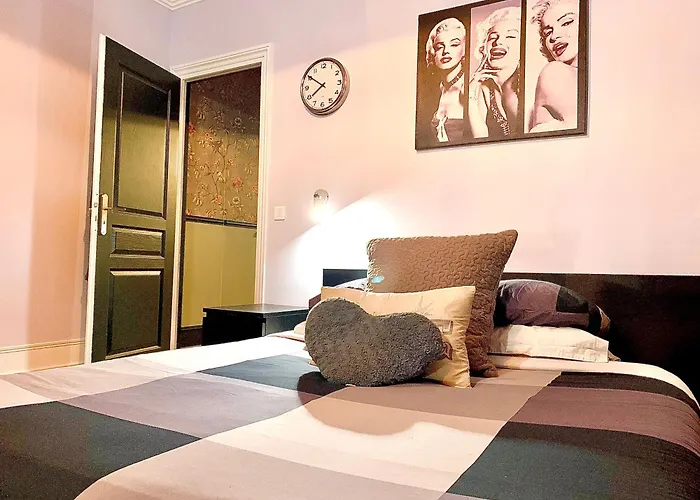 Проживание в семье Live Like A Parisian In Our Spare Bdr Париж