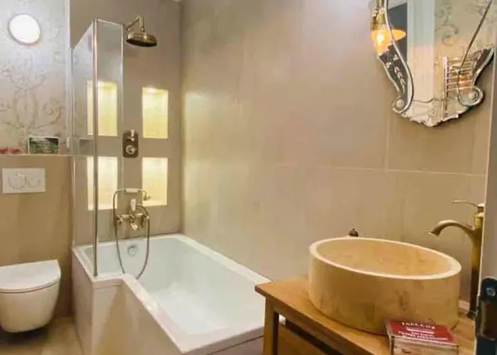 Live Like A Parisian In Our Spare Bdr Париж