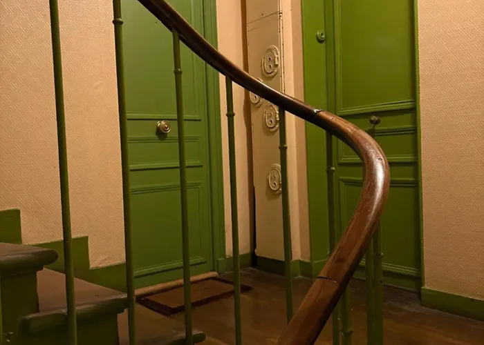Live Like A Parisian In Our Spare Bdr Проживание в семье *